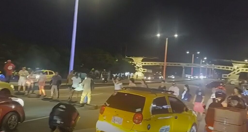 Habitantes de Villa del Rosario bloquean la Autopista Internacional por falta de agua