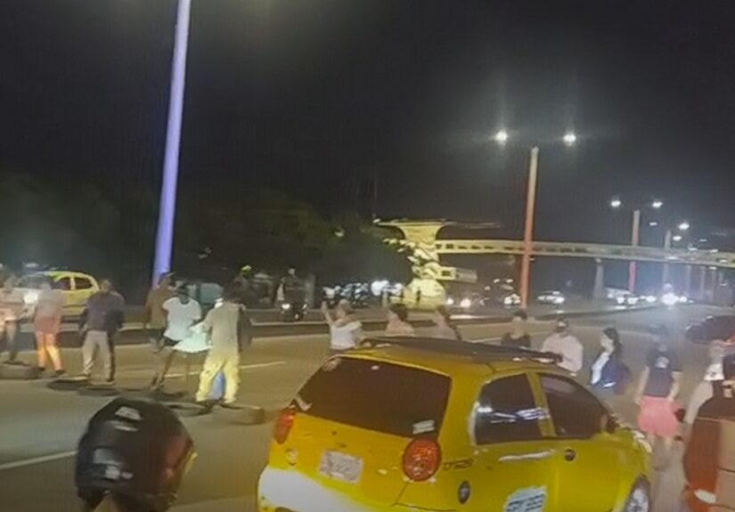 Habitantes de Villa del Rosario bloquean la Autopista Internacional por falta de agua