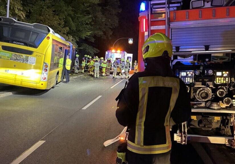 Heridas once personas tras chocar un autobús público contra un árbol en Berlín, Alemania