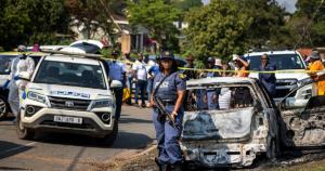 Hombres armados con AK-47 asaltan dos locales de ocio en Sudáfrica y dejan 27 fallecidos