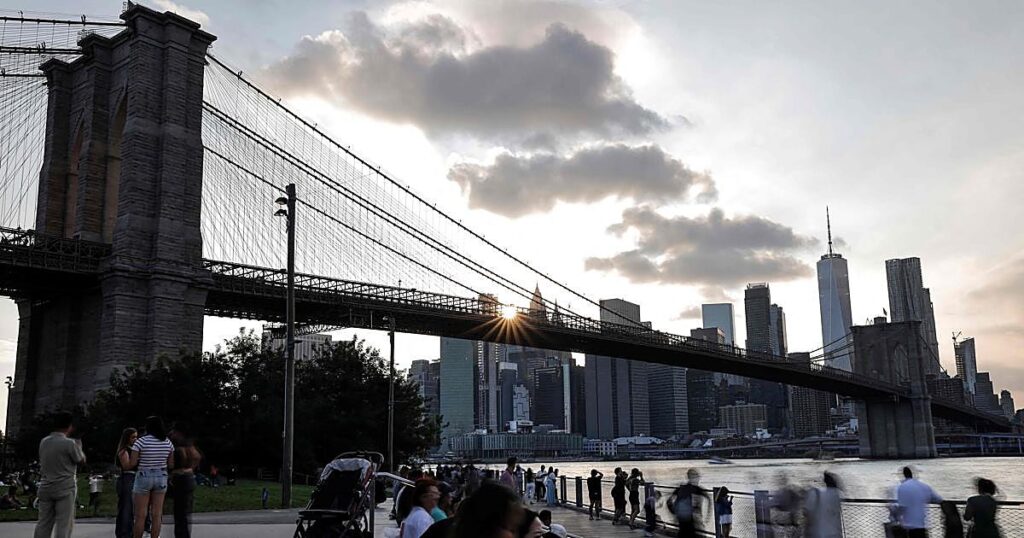 La Policía abate a un hombre con un cuchillo que había escalado el puente de Brooklyn