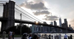 La Policía abate a un hombre con un cuchillo que había escalado el puente de Brooklyn
