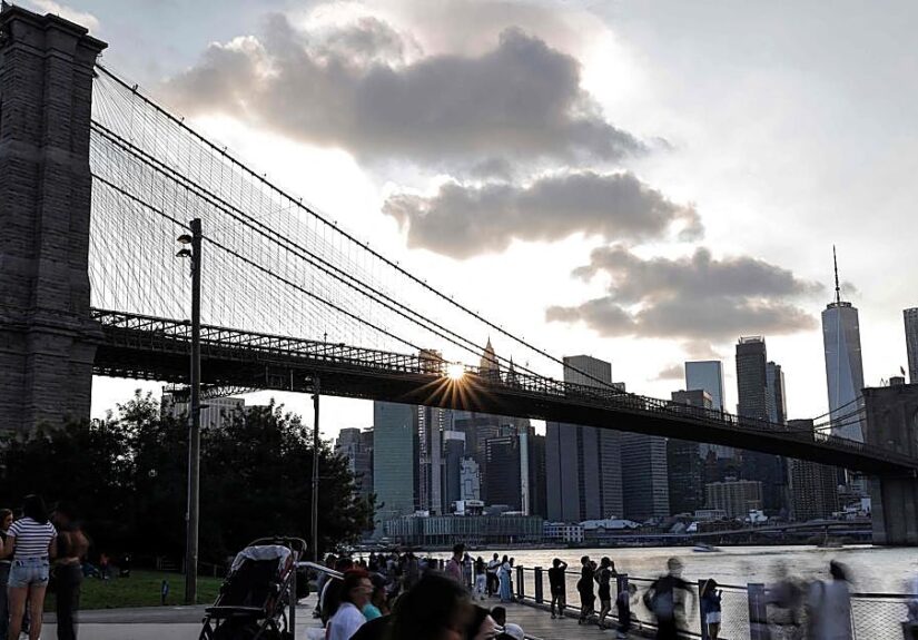 La Policía abate a un hombre con un cuchillo que había escalado el puente de Brooklyn
