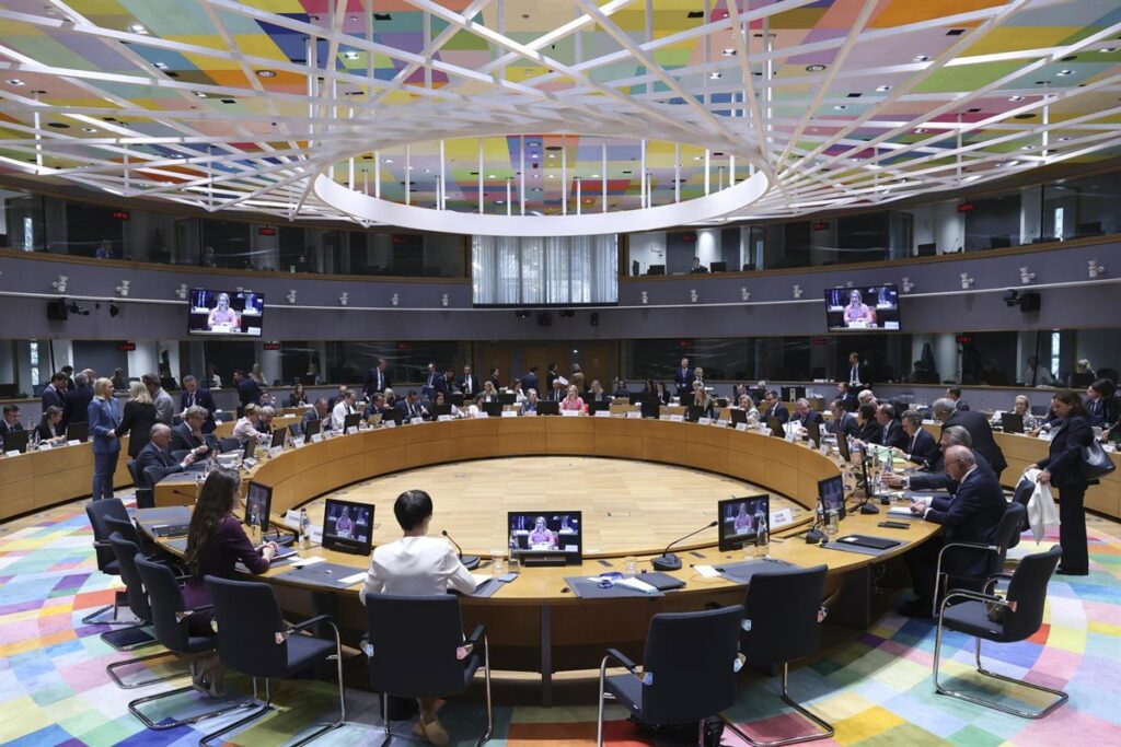 La UE prorroga siete días las sanciones a 2.600 personas y entidades rusas mientras negocia su renovación