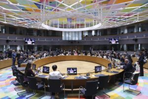 La UE prorroga siete días las sanciones a 2.600 personas y entidades rusas mientras negocia su renovación