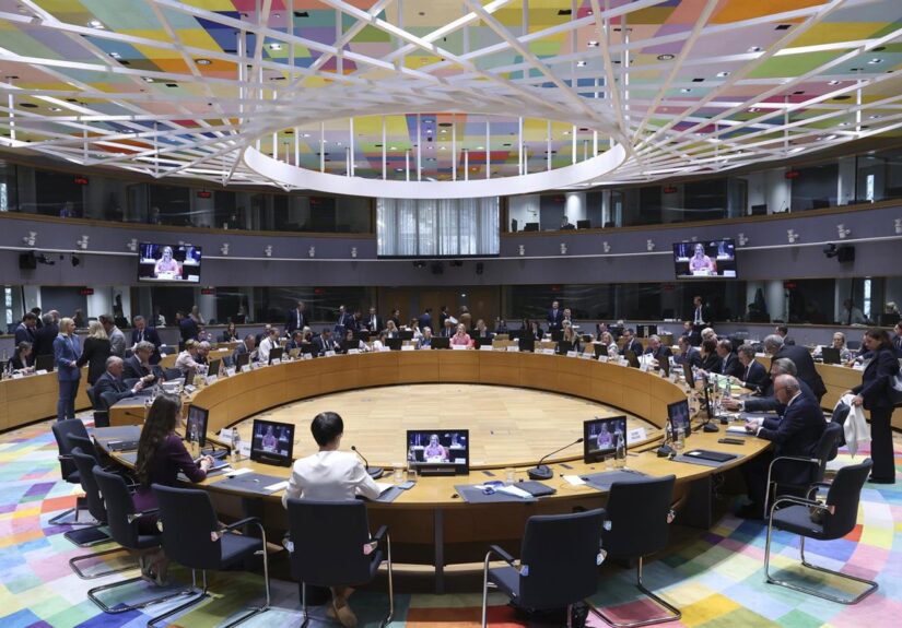 La UE prorroga siete días las sanciones a 2.600 personas y entidades rusas mientras negocia su renovación