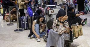 La erupción del volcán Anak Krakatoa obliga a suspender las operaciones de seis aeropuertos de Indonesia