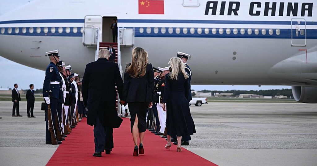 La visita de Xi a Trump o el mundo desde la escalerilla de un avión