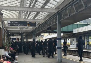 Llega a Portsmouth una embarcación con 140 solicitantes de asilo entre protestas de ultraderecha