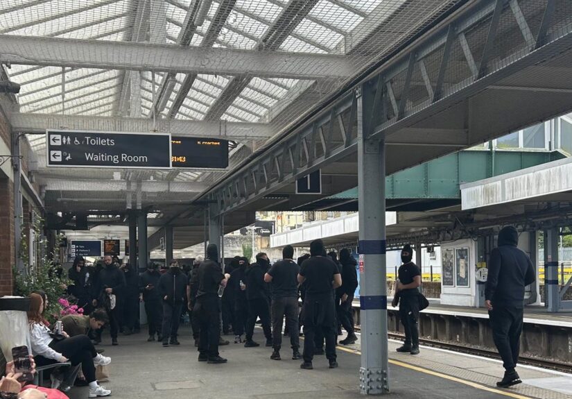 Llega a Portsmouth una embarcación con 140 solicitantes de asilo entre protestas de ultraderecha