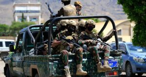 Los hutíes anuncian un ataque contra una base de Arabia Saudí tras nuevos combates contra fuerzas de Yemen