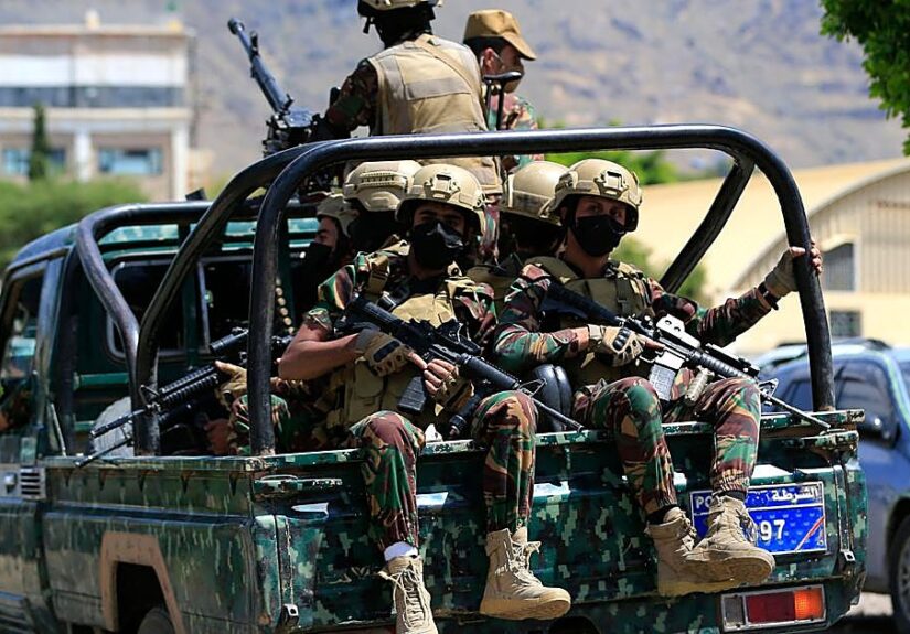 Los hutíes anuncian un ataque contra una base de Arabia Saudí tras nuevos combates contra fuerzas de Yemen