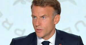 Macron anuncia el envío de soldados y misiles franceses para proteger el principal oleoducto de Arabia Saudí