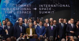Macron pide ambición a Europa para lanzar la primera nave espacial habitada en 2035