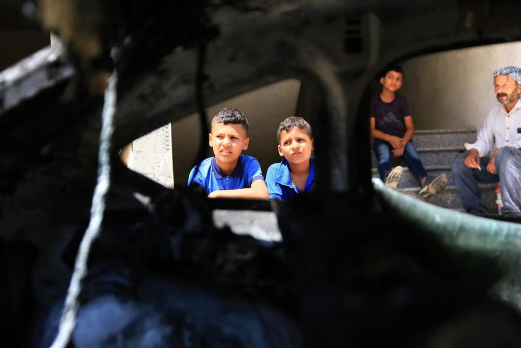 Más de 100 colonos atacan una aldea de Cisjordania e impiden el regreso de una familia palestina a su casa