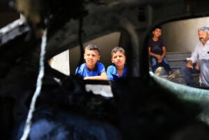 Más de 100 colonos atacan una aldea de Cisjordania e impiden el regreso de una familia palestina a su casa