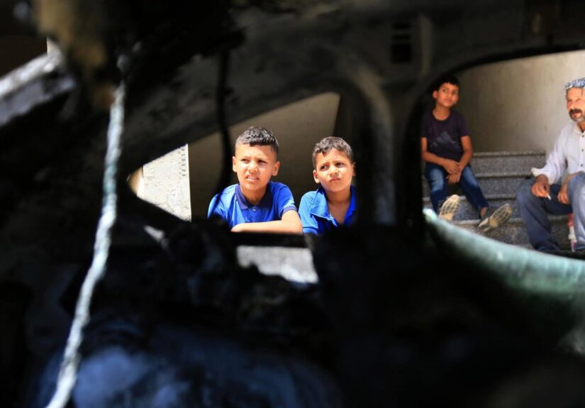 Más de 100 colonos atacan una aldea de Cisjordania e impiden el regreso de una familia palestina a su casa