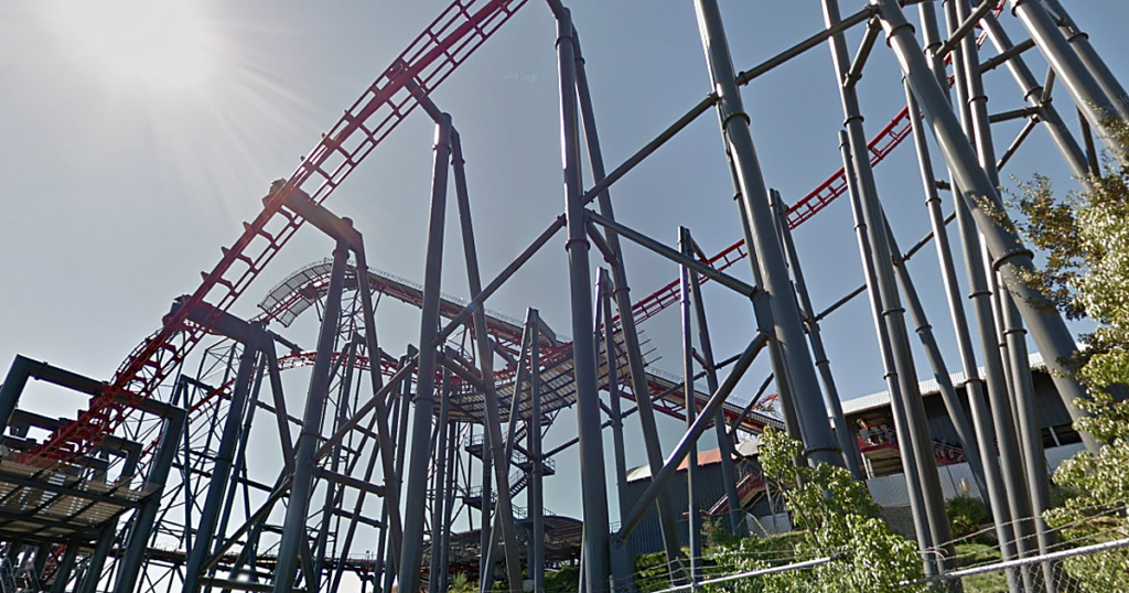 Más de 100 personas dicen haber sufrido daños cerebrales después de subirse a una montaña rusa en el Six Flags en California