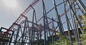 Más de 100 personas dicen haber sufrido daños cerebrales después de subirse a una montaña rusa en el Six Flags en California