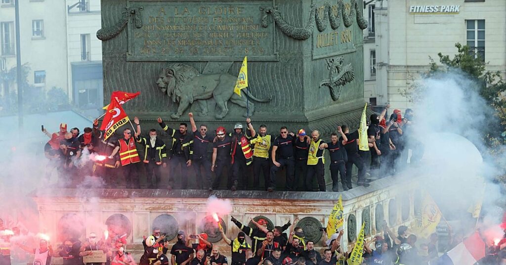Más de 200.000 personas protestan en Francia en una huelga de funcionarios contra los recortes