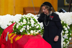 Miles de personas participan en Oslo en el funeral del rey Harald V de Noruega