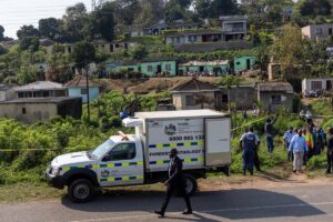 Mueren cerca de 30 personas en dos tiroteos en Sudáfrica