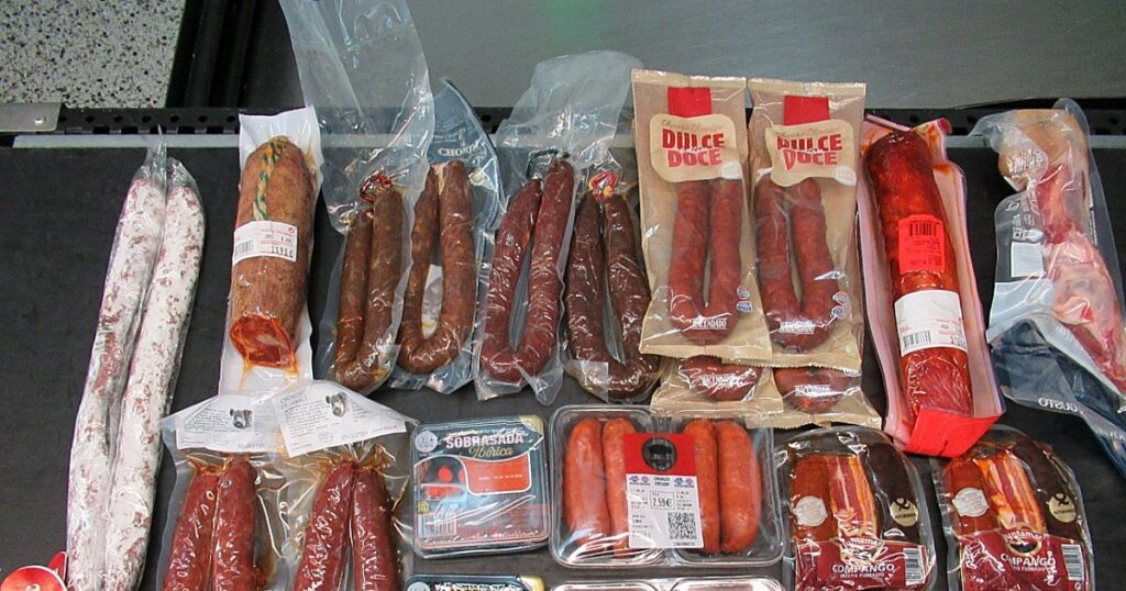 Pillan a un estadounidense intentando colar más de 8 kilos de embutido del Mercadona sin declarar en el Aeropuerto de Seattle