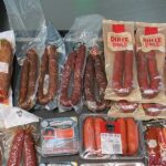 Pillan a un estadounidense intentando colar más de 8 kilos de embutido del Mercadona sin declarar en el Aeropuerto de Seattle