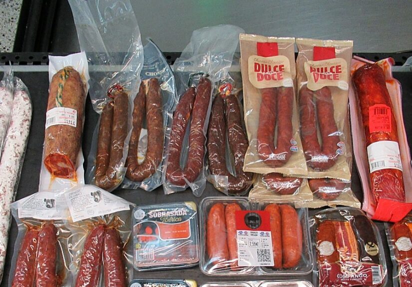 Pillan a un estadounidense intentando colar más de 8 kilos de embutido del Mercadona sin declarar en el Aeropuerto de Seattle
