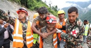 Rescatados con vida dos trabajadores en Nepal nueve días después de la riada