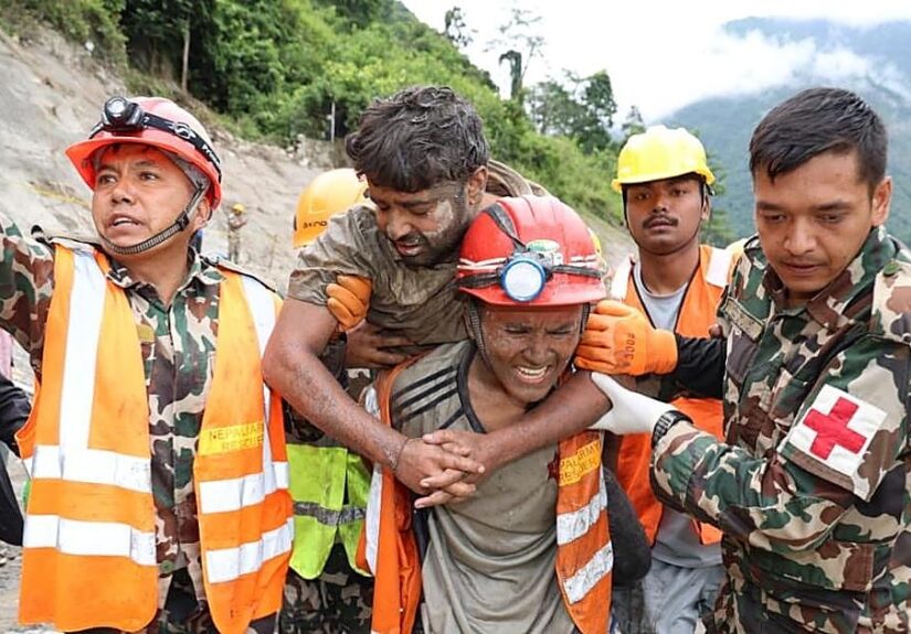Rescatados con vida dos trabajadores en Nepal nueve días después de la riada