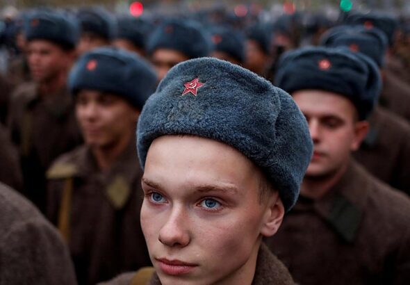 Rusia quiere pagar menos a sus soldados que luchan en el frente
