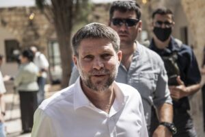 Smotrich pide expulsar al embajador británico por el cambio de postura de Londres sobre Israel