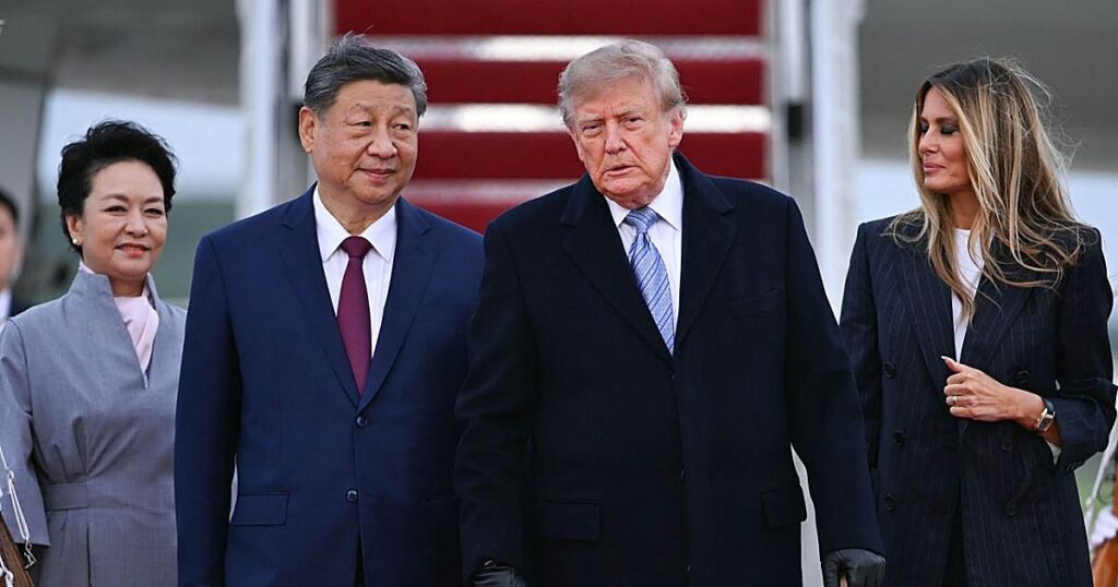 Trump agasaja a Xi Jinping con un recibimiento militar a pie de pista en Washington