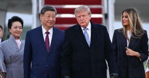 Trump agasaja a Xi Jinping con un recibimiento militar a pie de pista en Washington