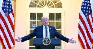 Trump anuncia que veta en la Casa Blanca a CNN, MSNOW y 'Politico'