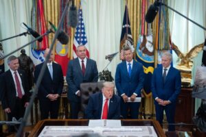 Trump prohíbe la entrada de CNN, MSNOW y Politico a la Casa Blanca