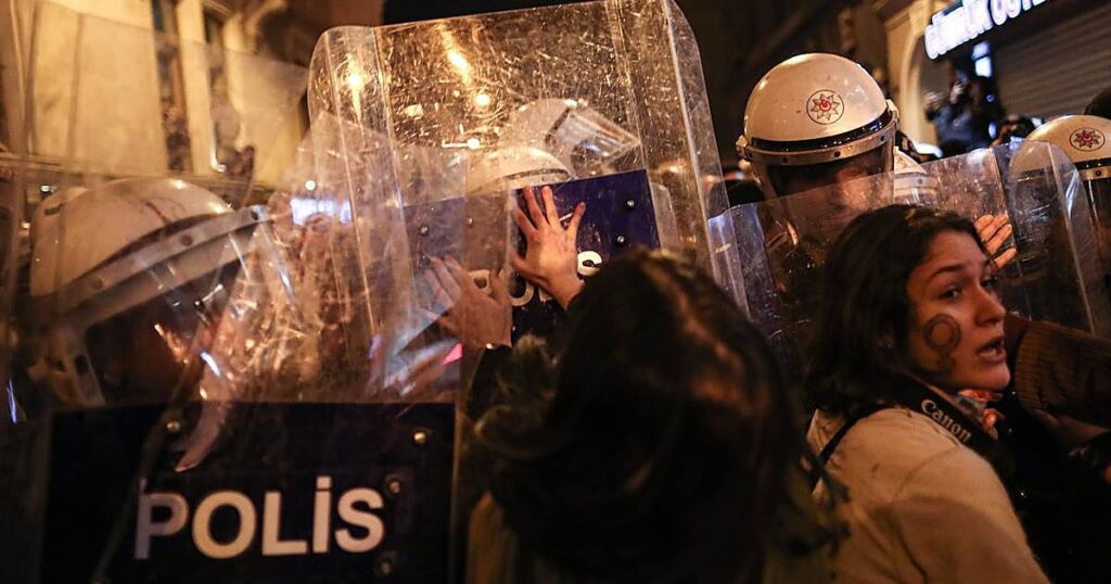 Turquía detiene a casi un centenar de activistas que protestaban contra las redadas anti-LGBTI