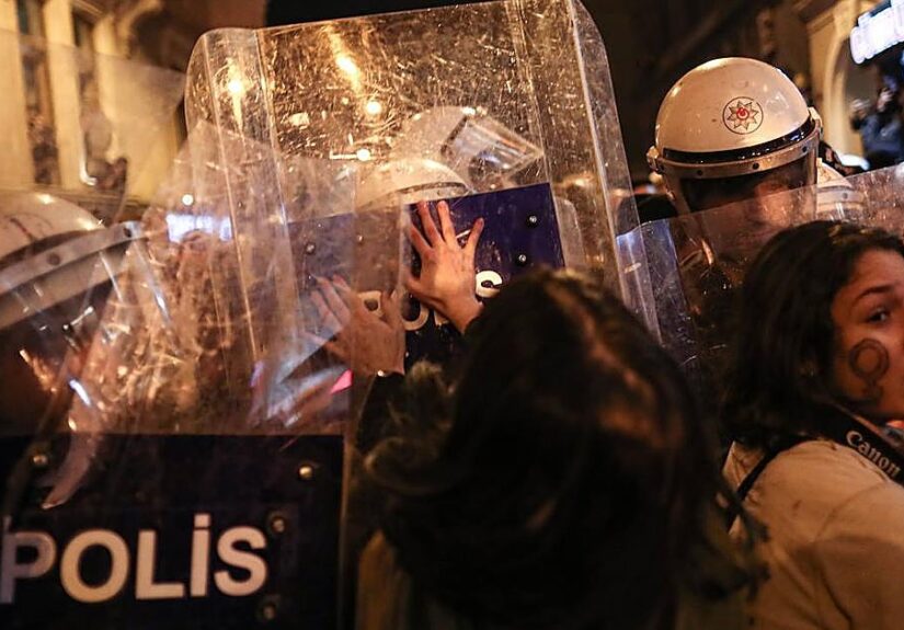 Turquía detiene a casi un centenar de activistas que protestaban contra las redadas anti-LGBTI