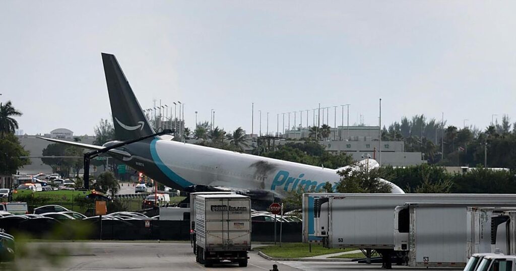 Un avión de carga se incendia tras salirse de la pista durante un aterrizaje en Miami