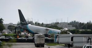 Un avión de carga se incendia tras salirse de la pista durante un aterrizaje en Miami