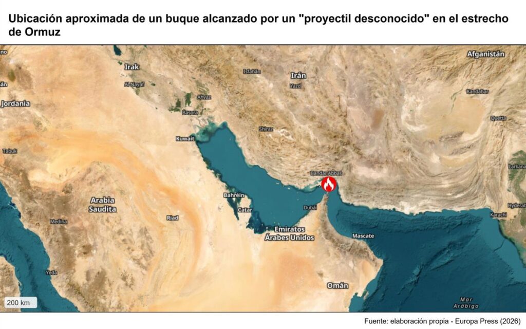 Un buque sufre un incendio tras ser alcanzado por un "proyectil desconocido" en el estrecho de Ormuz