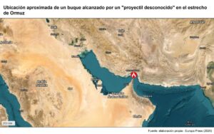 Un buque sufre un incendio tras ser alcanzado por un "proyectil desconocido" en el estrecho de Ormuz