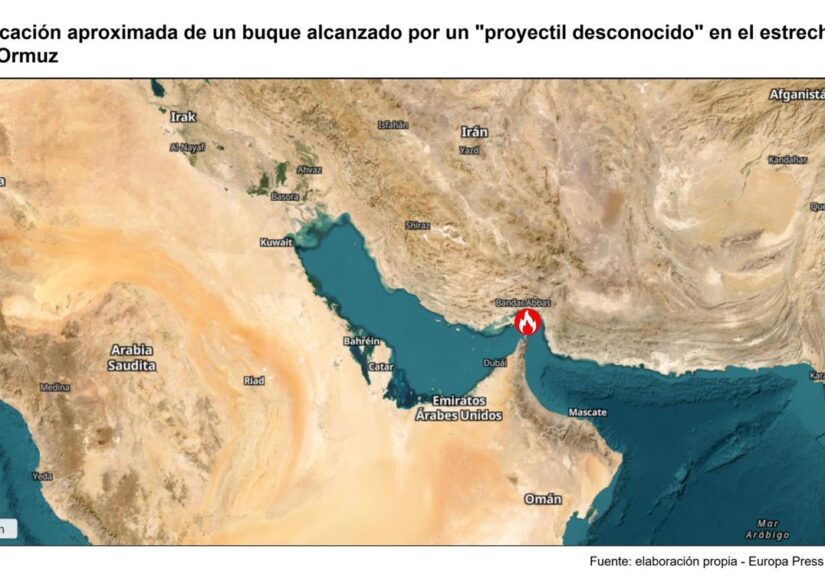 Un buque sufre un incendio tras ser alcanzado por un "proyectil desconocido" en el estrecho de Ormuz