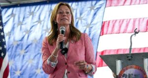 Un hombre armado ataca a la candidata demócrata a gobernadora en Ohio en un acto de campaña