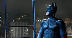 Un hombre disfrazado de Batman persigue a un ladrón y recupera un bolso robado