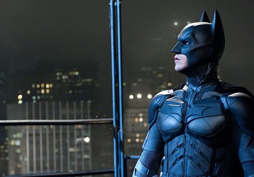 Un hombre disfrazado de Batman persigue a un ladrón y recupera un bolso robado