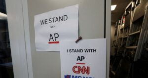 Un juez ordena a la Administración Trump restablecer el acceso de CNN, MSNBC y Politico a la Casa Blanca