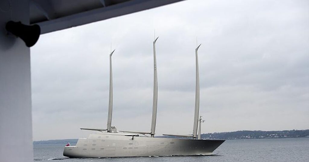 Un velero de lujo de un oligarca ruso, prisionero del golfo de Trieste