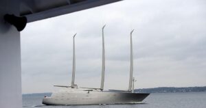 Un velero de lujo de un oligarca ruso, prisionero del golfo de Trieste